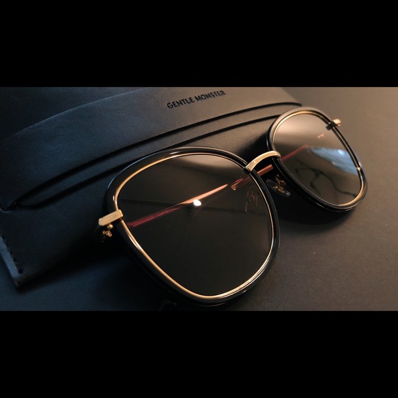 Gentle Monster Accessories - Gentle Monster switch back Sunglasses in Black